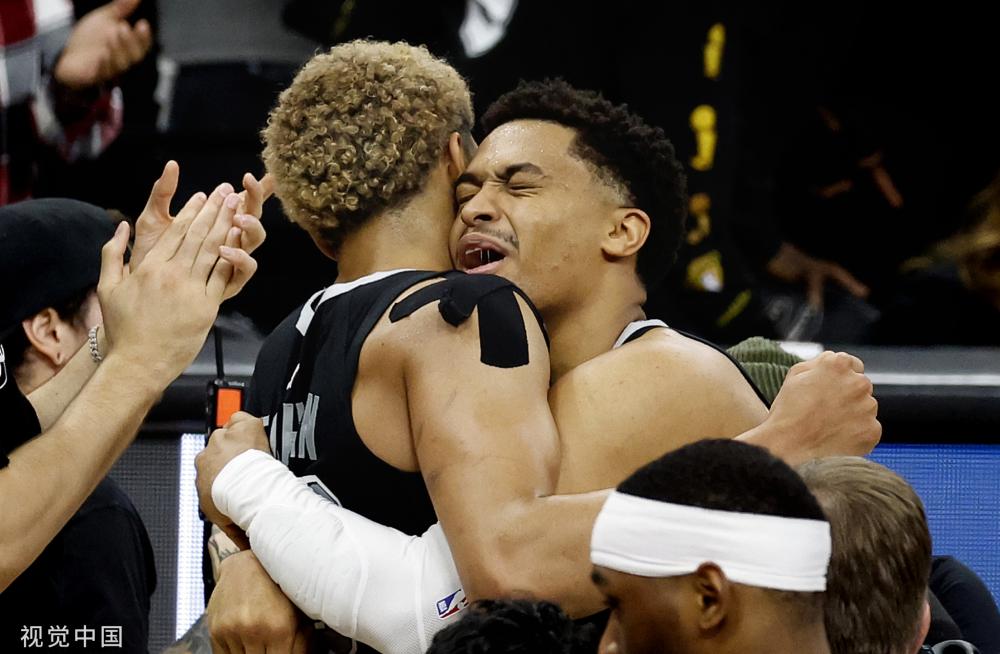 他在中场的 他在中场的